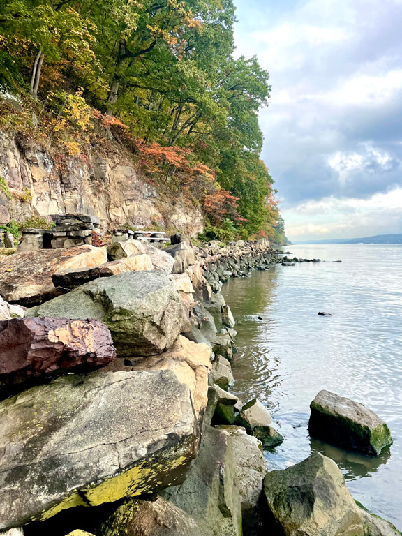 Fall along the Palisades shore