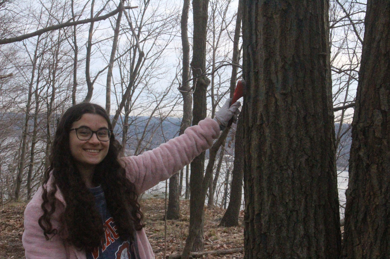 Volunteer clean-up with IHA students